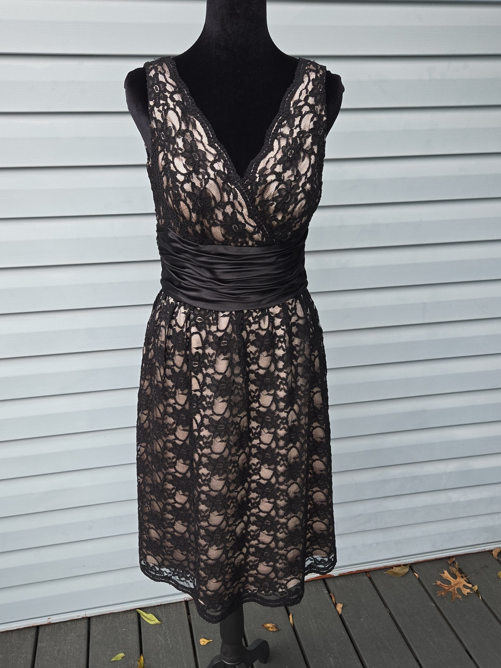 JS Boutique Black Floral Lace V-Neck Cocktail Dress Size 6 | Ruched Waist